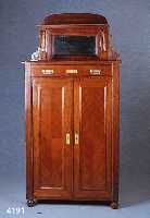 Vertiko, deutsch,um 1900, Korpus Weichholz, Nußbaum- und Palisanderfurnier gespiegelt, BeschlÄge aus der Zeit, beschÄdigt, Aufsatz gedrechselte ...