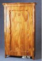 WÄscheschrank, wohl Österreich, um 1830/35, Korpus Weichholz, Nußbaumfurnier, sogenannte BrezelfÜllung, 3-fach gespiegelt, fließende ...