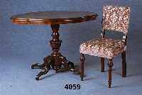 Salontischgruppe, deutsch, um 1890/1900, Tisch z.T. Nußbaum massiv, oval, in sich 4-fach geschweift, Platte Nußbaumwurzelfurnier gespiegelt, ...