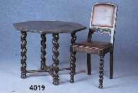 Tisch mit 2 StÜhlen, deutsch, um 1910/15, Eiche und Buche massiv, Eichefurnier, Tisch 8- eckig, Beine gedrechselt und verstrebt, StÜhle mit ...