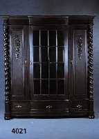 BÜcherschrank, deutsch, um 1910, Korpus Eiche und Buche massiv, Eichefurnier, Mittel- teil geschwungen, facettiertes Glas, Bronze- beschlÄge, ...