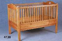 Kinderbett, deutsch, um 1900/10, Biedermeier mit Jungendstileinfluß, Kiefer und Buche, Altersspuren, als Dekorationsobjekt fÜr Puppen bzw. ...