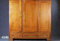 Kleiderschrank, deutsch, um 1925/30, soge- nanntes spÄtes ArtDeco, Eiche massiv, Buche und Weichholz, TÜren und Rahmen massiv gear- beitet, ...