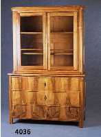 Kommode mit Aufsatzteil, sÜddeutsch, um 1820/ 30, Nußbaum massiv, RÜcken- und SeitenwÄnde Weichholz, Schubladen mit Wurzelnußfurnier, ...