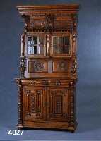 Vielzweckschrank, Belgien, um 1890/1900, Nußbaum massiv, aufgesetzte Schnitzereien, aufgesetzte doppelstufige Leisten, sparsame Flachschnitzerei ...