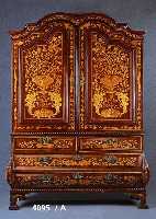Kabinettschrank, Niederlande, um 1770/80, Korpus Eiche massiv, Pyramidenmahagonifurnier, z.T. doppelt gespiegelt, reiche BlÜtenintar- sien in ...