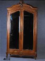 WÄscheschrank, Frankreich, um 1890/1900, Korpus Eiche massiv, Seiten Eichefurnier auf Buche, Nußbaum massiv, Nußbaumfurnier, Schnitzereien aus ...