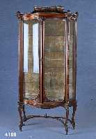 Schauvitrine, deutsch,um 1895/1905, Barock- stil, Mahagoni massiv, allseitig geschweift, schÖne bauchige Vorlage, geschwungen, Beine verstrebt, ...