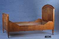 2 Betten, deutsch, um 1900/10, Barockstil mit Jugendstileinfluß, Rahmen Eiche massiv, Inlets Weichholz, Eichefurnier gespiegelt, gedrechselte ...