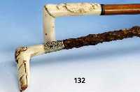 Konvolut 2 Flanierstockgriffe: 1 x Jagdhund-Kopf aus Bein, Binde Metall vers. mit Jagd-Motiv, Knotenstock, L ca. 80 cm, Zwinge fehlt, um 1870; 1 ...
