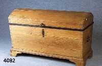 Buckeltruhe, mitteldeutsch, um 1790/1820, Eiche massiv, Holzvernagelung, original Zu- stand, schwarz paspeliert, Beschlag um 1820, natÜrlich ...