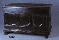 Flachdeckeltruhe, mitteldeutsch, um 1800, Eiche massiv, Front mit 3 polygonen Inlets, Seiten vertikal abschließend, Fußleiste 3-fach getreppt ...