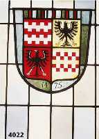 Fenster, deutsch, um 1900, buntes mundgebla- senes Glas, zinnkasettiert, Mittelteil mit Wappen, sparsam bunt bemalt und gebrannt, Uni- kat, ...