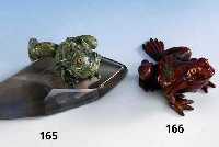Jaspis-Frosch auf Rauchquarz, ca. 6.5 x 18 x 9 cm, ca. 660 g, expressive, nautralistische Wiedergabe, eingesetzte Glas- augen (SW EUR 987.-)
