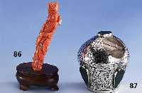 Korallenskulptur aus Holzsockel, China, GlÜcksbringer, vollplastisch, H ca. 11 cm, (SW EUR 900.-)