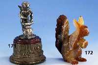 EichhÖrnchen aus Naturachat, geschnitten, geschliffen und poliert, feine Äderung, naturalistische Wiedergabe, H ca. 9 cm, einges. Glasaugen, ...