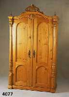 Kleiderschrank, Österreich, um 1840/50, Kiefer massiv, auf Rahmen gearbeitet, Lisenen 1/2-SÄulen mit korinthischem Abschluß bzw. ...