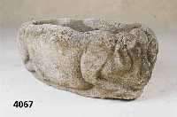 Wassertrog, Sandstein, in From eines HÄnge- bauchschweines, in sich suhlender Haltung, aus dem Stein gehauen, Front mit Gesicht, RÜcken mit ...