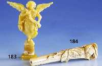 Bernsteinskulptur: Engel mit Schriftband, fein graviert, Devise: Gloria in Exselsis Deo, vollplastisch, H ca. 13 cm, rest.