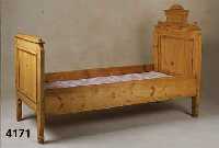 SpÄtbiedermeierbett, deutsch, um 1835/40, Kiefer bzw. Zierbelkiefer massiv, auf Rahmen gearbeitet, Leistenverzierung 3-fach getreppt, ...