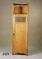 Eckschrank, deutsch, um 1900, Jugendstil, Kiefer massiv, 3-fach gegliedert, OberflÄche sollte behandelt werden, Schloß und SchlÜssel erneuert, ...