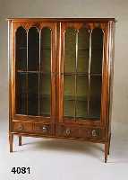 Vitrine, deutsch, um 1965/70, Korpus Weich- holz, Rahmen Nußbaum massiv, durchgehendes Mahagonifurnier, Fenster versprosst, 3 Glas- ...