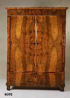 Biedermeierschrank, Saarland, um 1830/35, Korpus Weichholz, Front Nußbaumwurzelfurnier, doppelt gespiegelt, schÖnes fließendes Bild, Rahmen und ...