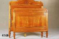 Bett, deutsch, um 1900/10, Kirschbaum, z.T. massiv, klassizistischer Einschlag, auf Rahmen gearbeitet, BalusterfÜße, sparsame Schnitz- erei, ...