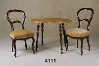 3 LÖffelstÜhle und Tisch, deutsch, 1830/40, Nußbaum massiv, alte Polsterung, sollte erneu- ert werden, Tisch ursprÜnglich mit Stoffbe- ...