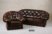 Clubgarnitur, deutsch, um 1970/80, Lederbe- zug, RÜcken geheftet und genoppt, gute Patina, bestehend aus 3-sitzer Sofa, 2-sitzer Sofa und Sessel, ...