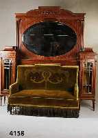 Salon, deutsch, um 1900/02, Jugendstil, mit klassizistischen Elementen, Korpus Weichholz, Mahagonifurnier, MÄandermuster, flach ge- schnitzt, ...