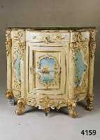 Konsolenschrank, Italien, um 1900, Korpus Weichholz, Buche, reiche Schnitzerei aus dem Vollholz, cremfarben gefaßt, goldfarben ge- hÖht, z.T. ...
