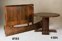 Biedermeierbett, sÜddeutsch, um 1820/30, Nußbaum massiv, Arbeitsteile Weichholz, Nuß- baumwurzelfurnier gespiegelt, sehr harmonisch ...