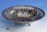 Anbietschale, deutsch, wohl Hanau um 1900, 800er Silber, Durchbrucharbeit, nachge- stochen, Rosendekor, in Kartuschen Vogel- darstellung bzw. ...