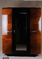 Spiegelschrank/Vielzweckschrank, Frankreich, um 1940, Korpus Weichholz, in sich leicht geschweift und gebogt, kaukasisch Nußbaum doppelt ...