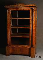 Vitrine, Belgien, Korpus um 1830/40, Weich- holz, ausgesuchtes Birkefurnier, unter Verwen- dung alter Teile, spÄter umgebaut, Fuß 3-fach ...