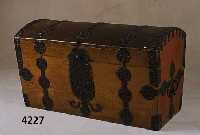 Buckel- bzw. Reisetruhe, sÜddeutsch, um 1790/ 1820, Eiche massiv, ursprÜnglich braun-gelb und rot gefaßt (Biermalerei), reiche Eisen- ...