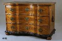 3-fach geschweifte Kommode, mitteldeutsch, um 1760, Korpus Weichholz und Eiche massiv, Front sehr sorgfÄltig horizontal aufgebaut, dickes ...