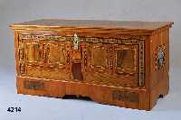 Hochzeitstruhe, Marburg/Hessen, um 1790/1800, Korpus Weichholz, dickes Kirschbaumfurnier, 5-fach gespiegelt und verlaufend, Kartuschen ...