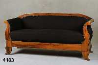 Sofa, sÜddeutsch, um 1830/35, Korpus Weich- holz, dickes Nußbaumfurnier, z.T. Wurzelnuß, Wangen und Seiten 4-fach geschweift, stil- typisch, ...