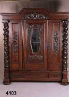 Dielenschrank, deutsch, um 1900, Korpus Weichholz, Eiche massiv, horizontal und verti- kal 3-fach gegliedert, ausladender Kopf, SÄulen gedreht, ...