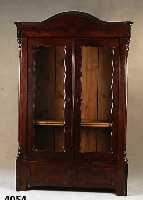WÄsche- bzw. Vitrinenschrank, mitteldeutsch, um 1835/40, Korpus Weichholz, Pyramiden- mahagonifurnier gespiegelt, BrezelfÜllungen, Kanten ...