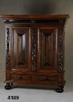 Kissenschrank, Niedelande, um 1900/20, Eiche massiv, z.T. Palisanderfurnier, aufge- setzte Schnitzereien mit BlÜten, BlÄttern und Trauben, ...