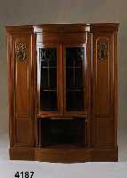 Jugendstil-Vitrinenschrank, deutsch, um 1900/ 05, Korpus Weichholz und Buche, Mahagoni- furnier, auf Rahmen gearbeitet, Mittelteil leicht gebaucht ...