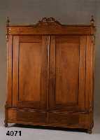 Kleiderschrank, mitteldeutsch, um 1850/60, Korpus z.T. Weichholz, Überwiegend Eiche massiv, auf Rahmen gearbeitet, starker Bieder- meiereinfluß, ...