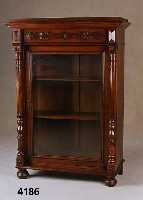 Vitrinenschrank, deutsch, um 1890, spÄte GrÜnderzeit, Korpus Weichholz, Nußbaumfurnier, SÄulen Nußbaum massiv, schÖne Drechselarbeit, ...