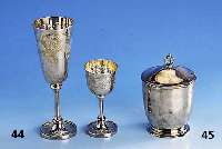 2 Kelche, 925er Silber, zus. ca. 239 g, H ca. 10 und 16 cm, aufwendig graviert, schwere Arbeit, Meister: Preben Salomonsen, Kopenhagen, ...