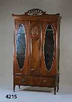 Schrank, England, um 1895, frÜher Jugendstil , Nußbaum massiv, Schnitzereien z.T. aus dem Vollholz, 2 eingelegte facettierte Spiegel, minimal ...