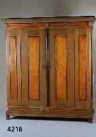 Biedermeierschrank, deutsch/mitteldeutsch, um 1820/30, Korpus Weichholz, Eiche massiv, auf Rahmen gearbeitet, Fuß 3-fach getreppt, Kopf 4-fach ...
