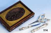 3-teil. Nagelnecessaire, deutsch um 1835, Silber gepr., best. aus: Schere, Nagelbe- hÄlter und Skalpell, im Orig.-Etui (Fingerhut fehlt, ...